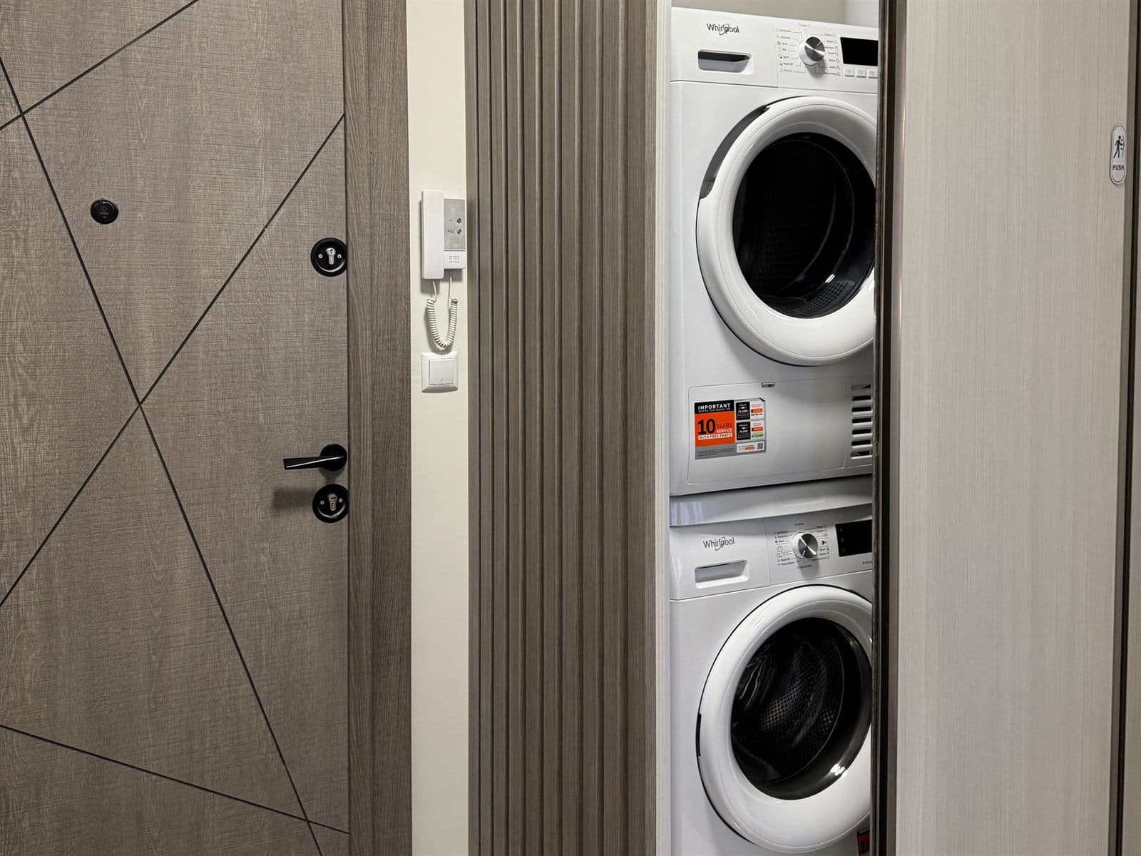 Входно антре с перална и сушилня